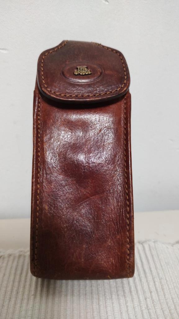 K512 THE BRIDGE hoesje voor aan broekriem voor bv leesbril, Sieraden, Tassen en Uiterlijk, Overige Accessoires, Zo goed als nieuw