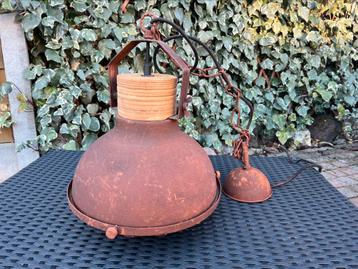 Mooie roestige hanglamp beschikbaar voor biedingen