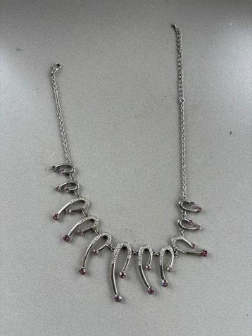 Zilverkleurige halsketting met roze kristallen – sieraden beschikbaar voor biedingen