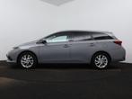 Toyota Auris Touring Sports 1.8 Hybrid Energy Plus | Trekhaa, Auto's, Toyota, Te koop, Zilver of Grijs, 1310 kg, Gebruikt