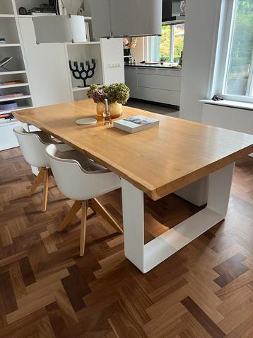 Eikenhouten Eettafel met Metalen Onderstel beschikbaar voor biedingen
