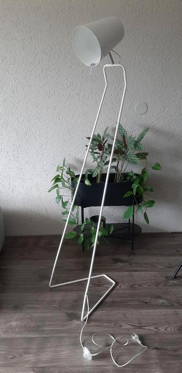 Witte vloerlamp beschikbaar voor biedingen