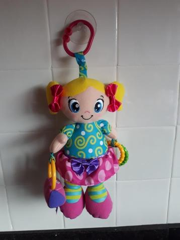 lief popje met een rammeltje en knispertjes beschikbaar voor biedingen