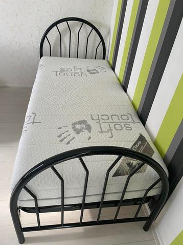 1 persoons bed incl. lattenbodem en evt. matras beschikbaar voor biedingen