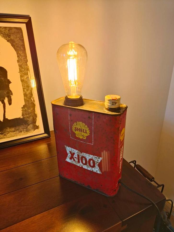 Unieke vintage Shell olieblik lamp – industriële eyecatcher., Huis en Inrichting, Lampen | Tafellampen, Zo goed als nieuw, Minder dan 50 cm