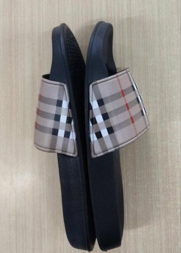 Burberry slipper maat 45 beschikbaar voor biedingen