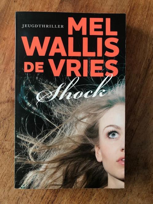 Shock Mel Wallis de Vries, Jeugdthriller Paperback, Boeken, Kinderboeken | Jeugd | 13 jaar en ouder, Zo goed als nieuw, Ophalen of Verzenden