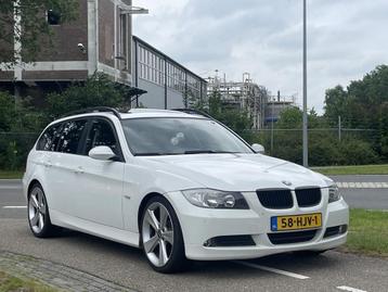 BMW 3 Serie Touring 320i *Panoramadak*GrootNavi*Stoelverwarm beschikbaar voor biedingen