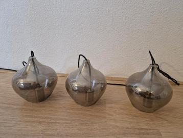 3x smokey glass hanglampen beschikbaar voor biedingen