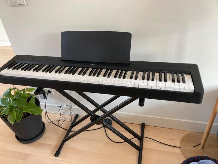 Yamaha digitale piano P145 + onderstel + originele tas, ZGAN, Muziek en Instrumenten, Piano's, Zo goed als nieuw, Piano, Zwart