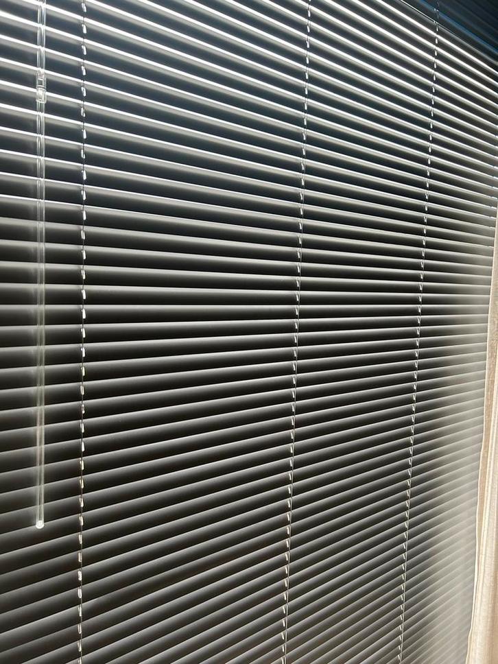 Luxaflex antraciet kleur (2x) breedte 135 cm-lengte 220 cm, Huis en Inrichting, Stoffering | Gordijnen en Lamellen, Zo goed als nieuw