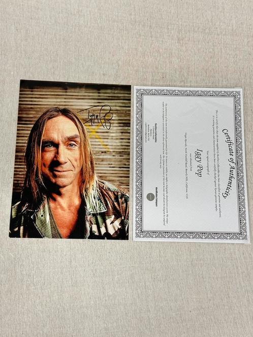 Iggy Pop - Foto gesigneerd Echte handtekening + Certificaat, Verzamelen, Muziek, Artiesten en Beroemdheden, Zo goed als nieuw