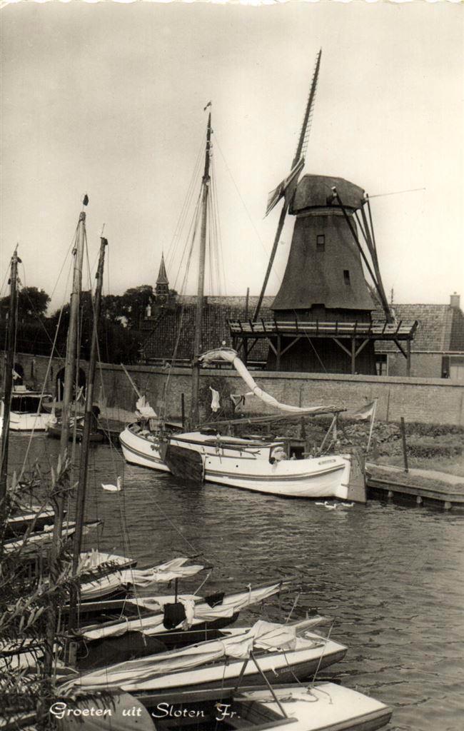 Groeten uit Sloten Fr. - molen boten - 1960 gelopen, Verzamelen, Ansichtkaarten | Nederland, Gelopen, Friesland, Voor 1920, Ophalen of Verzenden