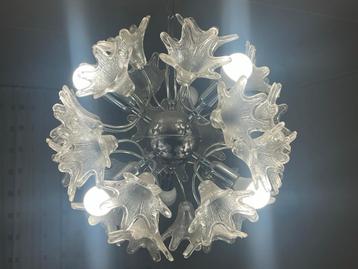 Sputnik Chandelier met Glasbloemen beschikbaar voor biedingen