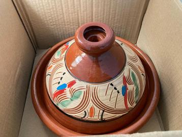 Authentieke handgemaakte aardewerken tajine beschikbaar voor biedingen