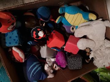 doos met knuffels  beschikbaar voor biedingen