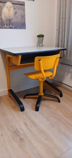 Vintage kinderbureau met bureaustoel, Kinderen en Baby's, Kinderkamer | Tafels en Stoelen, Ophalen, Gebruikt, Tafel(s) en Stoel(en)