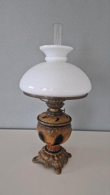 Antieke olielamp met witte kap beschikbaar voor biedingen