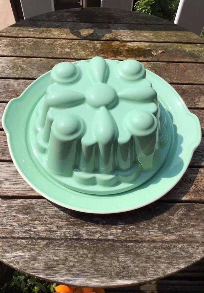 Groene puddingvorm + mint groen onderbord, Sphinx aardewerk., Antiek en Kunst, Antiek | Keramiek en Aardewerk, Ophalen of Verzenden