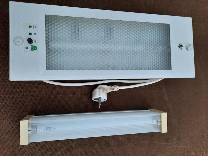 TL Armatuur en 1x TL Noodverlichting (batterij defect), Huis en Inrichting, Lampen | Plafondlampen, Gebruikt, Glas, Kunststof