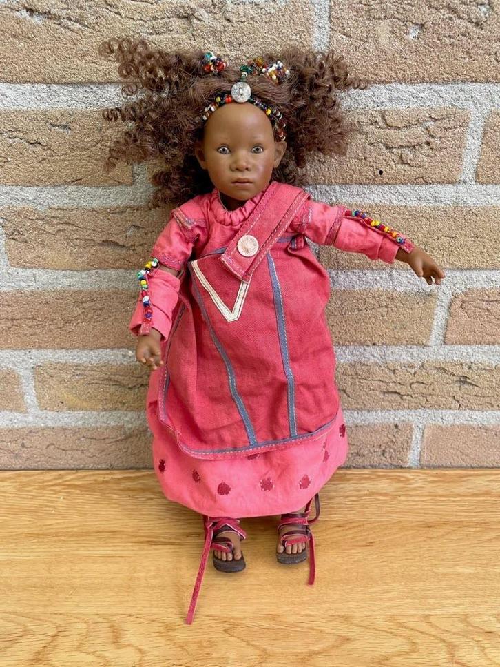 2005 Annette Himstedt Clubmini Ntathi, ong 30cm., Verzamelen, Poppen, Nieuw, Pop, Ophalen of Verzenden