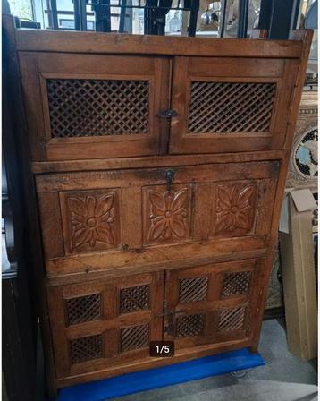 Antieke kast met houtsnijwerk en uitklapblad beschikbaar voor biedingen