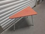 Mcm driehoekig bijzettafeltje hout met metalen buisframe 50s, Gebruikt, Mid century, Metaal of Aluminium, 75 cm of meer