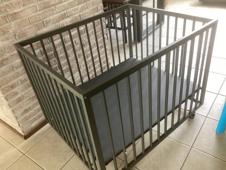 Box antraciet grijs, Kinderen en Baby's, Boxen, Zo goed als nieuw, Wieltjes, Ophalen of Verzenden