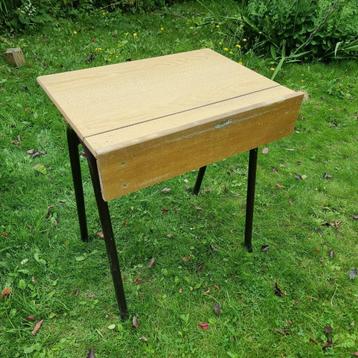 Vintage schoolbankjes beschikbaar voor biedingen