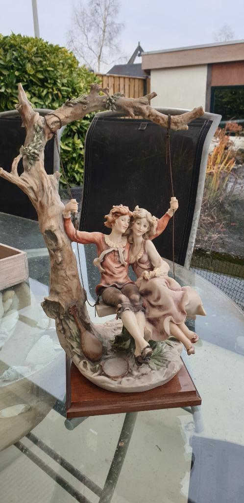 GIUSEPPE ARMANI - CAPODIMONTE "YOUNG LOVERS ON A SWING", Antiek en Kunst, Antiek | Porselein, Ophalen of Verzenden