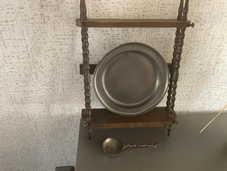 Houten schapje met Tinnen borden bord, Antiek en Kunst, Antiek | Tin, Ophalen of Verzenden