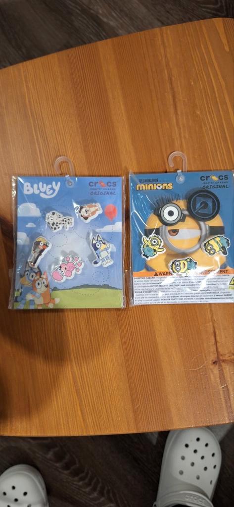Crocs Charms: Minions, Bluey & Peanuts - Mix & Match!, Kleding | Dames, Schoenen, Zo goed als nieuw, Overige typen, Overige kleuren