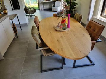 Ei-vormige eettafel beschikbaar voor biedingen