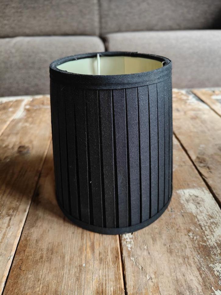 Zwart geplooid lampenkapje – tijdloos elegant (ø14 cm), Huis en Inrichting, Lampen | Lampenkappen, Zo goed als nieuw, Minder dan 25 cm