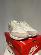 NIEUW IN DOOS! Maat 48,5 - Nike Air Max 1 Platinum Violet, Kleding | Heren, Schoenen, Overige kleuren, Verzenden, Nike, Nieuw
