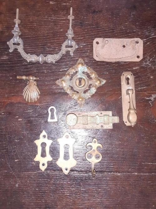 Lot, 10 stuks, antiek kastbeslag, messing en ijzer en been, Doe-het-zelf en Verbouw, Hang- en Sluitwerk, Gebruikt, Koper of Messing