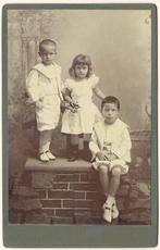 Kabinetfoto Kinderen, Tropenkleding Indië 1900 te Indonesië, Verzamelen, Foto's en Prenten, Gebruikt, Foto, Voor 1940, Kind