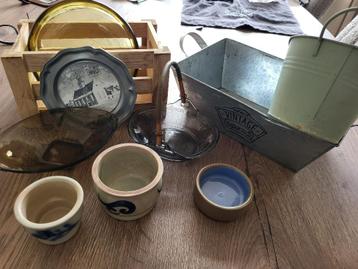 rommelmarkt spulletjes schaaltjes en bakjes beschikbaar voor biedingen