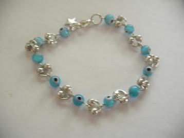 Een mooie Zilverkleurige Armband met Blauwoog kralen beschikbaar voor biedingen