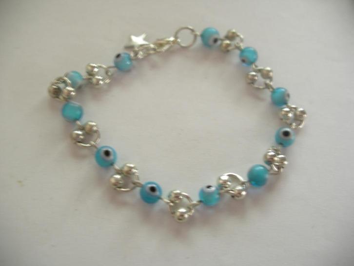 Een mooie Zilverkleurige Armband met Blauwoog kralen, Sieraden, Tassen en Uiterlijk, Antieke sieraden, Armband, Overige materialen