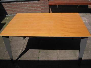 Eettafel beschikbaar voor biedingen