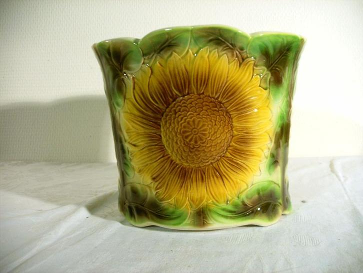 Barbotine cache pot met zonnebloemen van St. Clement, Antiek en Kunst, Curiosa en Brocante, Ophalen of Verzenden