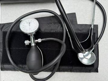 Bloeddrukmeter met stethoscoop beschikbaar voor biedingen