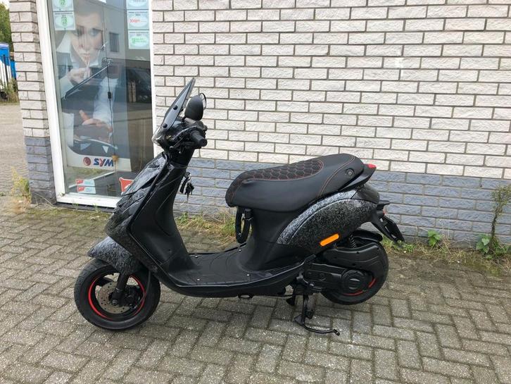 SUPER DIKKE:PIAGGIO ZIP SP 45 4-T FORCED CARBON BJ2019 5000, Fietsen en Brommers, Brommers | Tuning en Styling