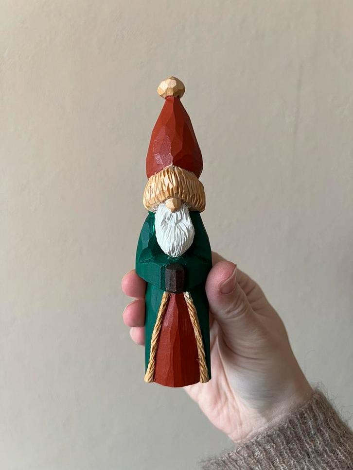 Handgemaakte houtgesneden kerstman groen rood Santa, Diversen, Kerst, Nieuw, Ophalen of Verzenden