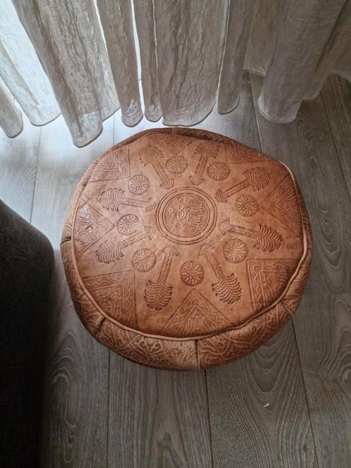 Moroccan leather printted pouf sand color, Huis en Inrichting, Banken | Voetenbanken en Poefen, Zo goed als nieuw, Minder dan 50 cm