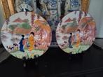 Twee oude porseleinen Japanse bordjes Geisha's in tuin, Antiek en Kunst, Ophalen of Verzenden