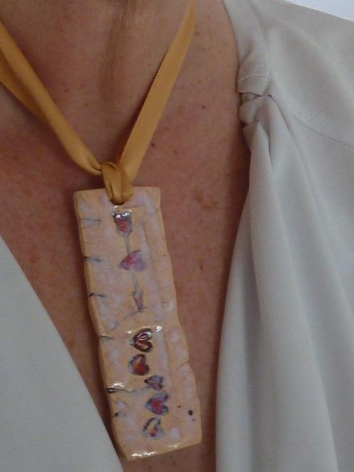 Unieke aardewerk glazuur hanger met rode hartjes, handmade, Sieraden, Tassen en Uiterlijk, Kettinghangers, Nieuw, Overige materialen