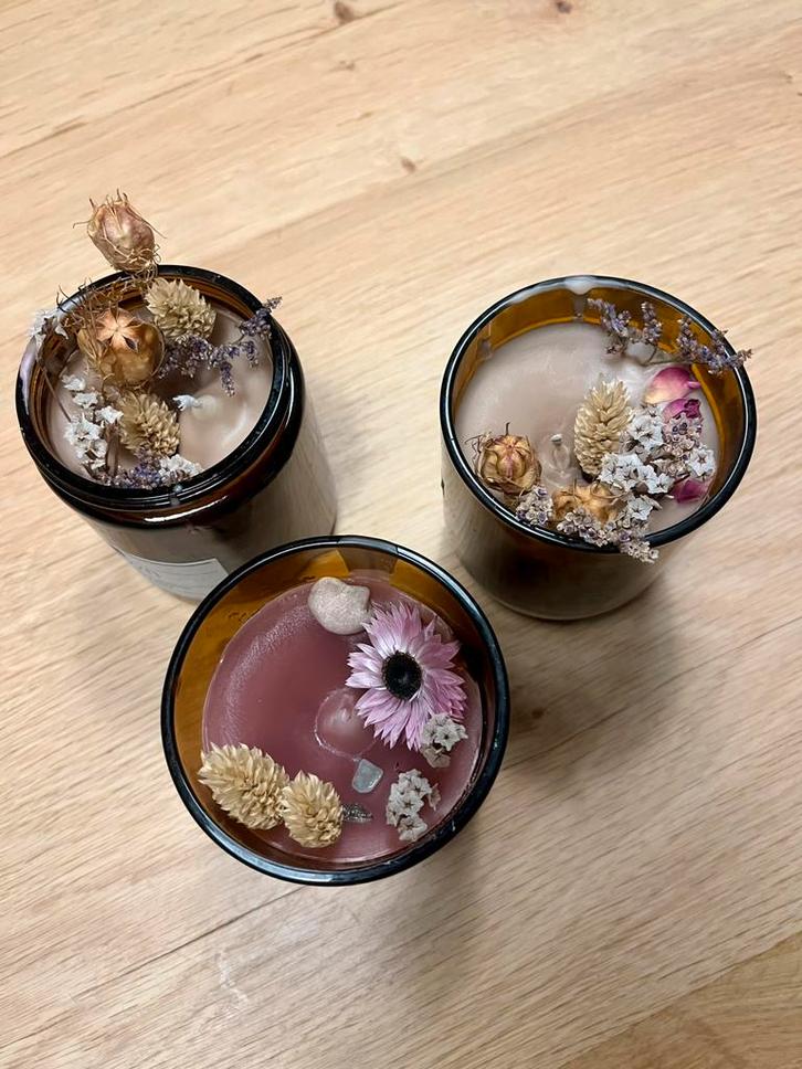 Hand gemaskte kaarsen met droogbloemen, Huis en Inrichting, Woonaccessoires | Kandelaars en Kaarsen, Zo goed als nieuw, Minder dan 25 cm