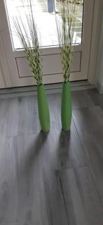 2 MOOIE GROENE VAZEN MET DECORATIE VAN BORGHUIS  MOET WEG, 50 tot 75 cm, Aardewerk of Porselein, Ophalen of Verzenden, Zo goed als nieuw